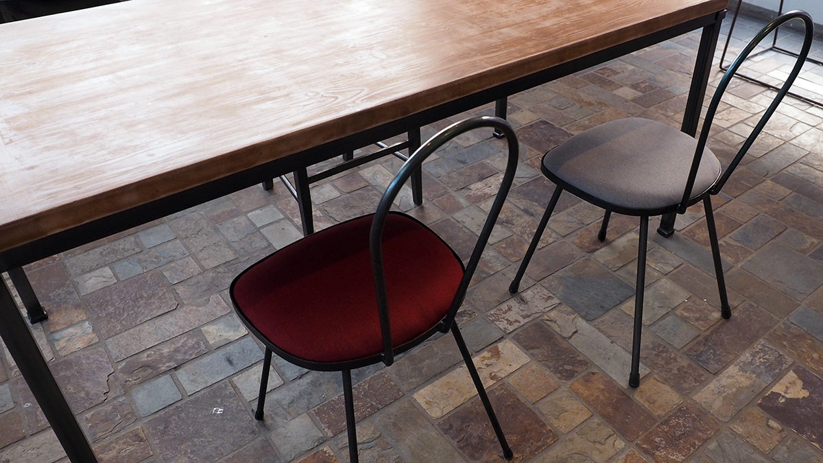 アイアン（鉄）のテーブルと椅子